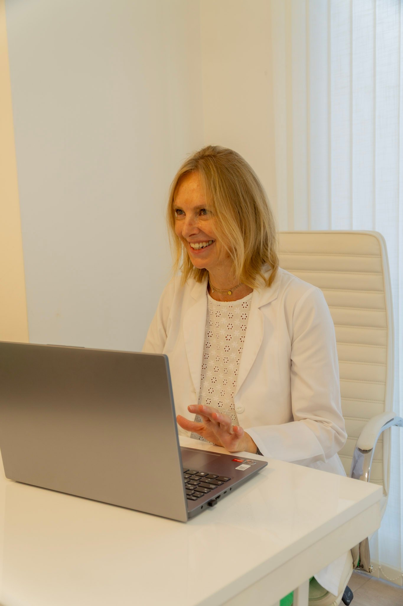 Dra. Silvina Feser durante una consulta por videollamada.